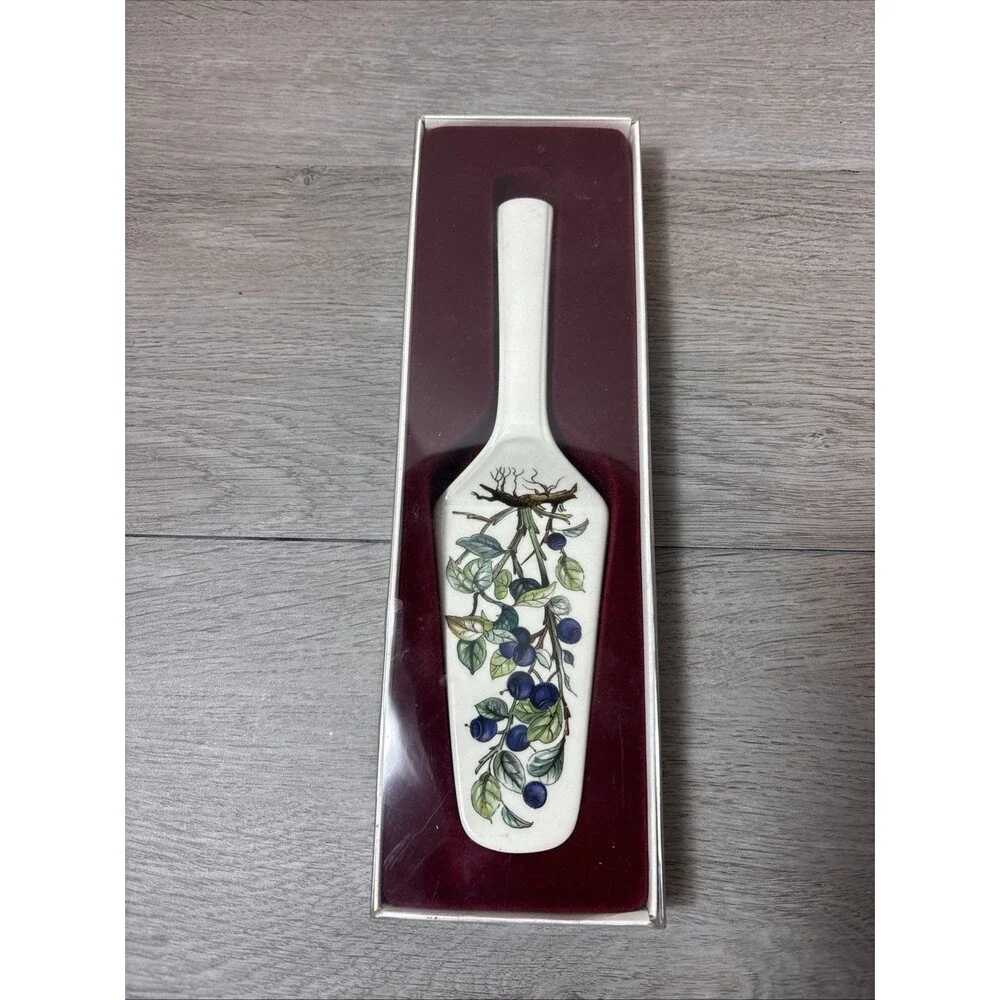 Villeroy & Boch Cake Server Ceramic In Box Beige With Tree Leaves & Purple Berry
